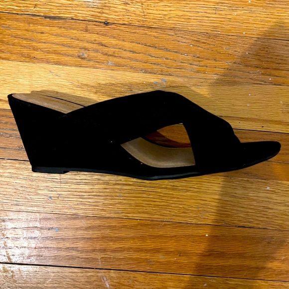 Old navy black suede wedge sandal size 8 $10 - Picture 3 of 3